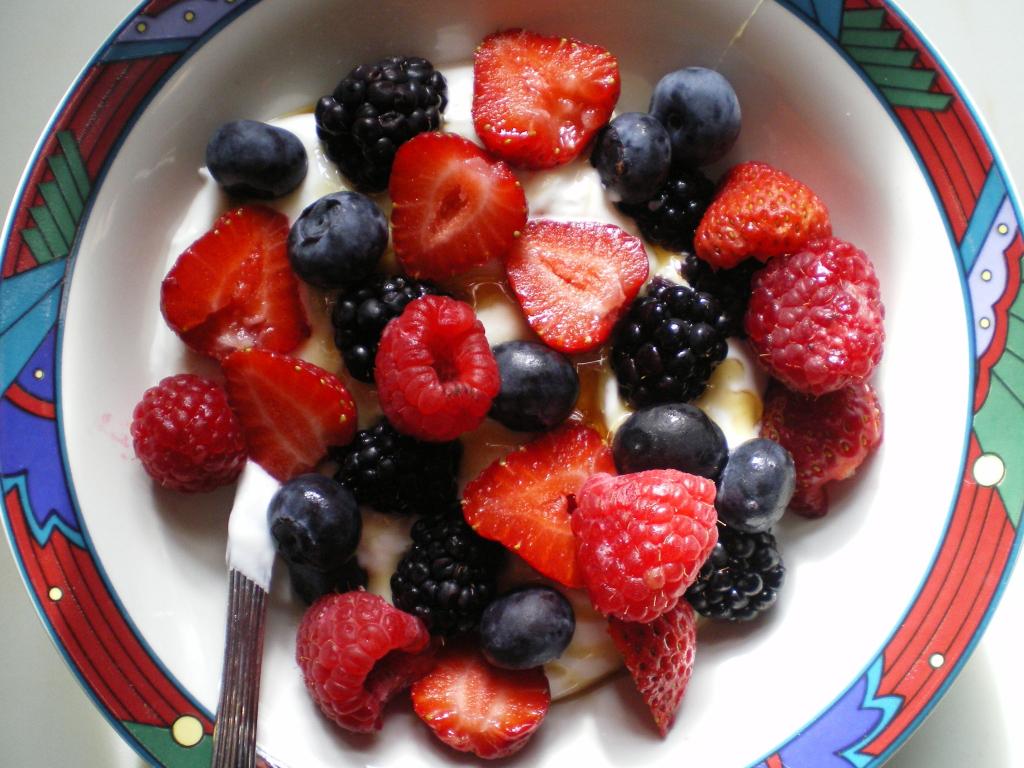 切片草莓和蓝莓在白色,红色和蓝色陶瓷碗奶油高清壁纸