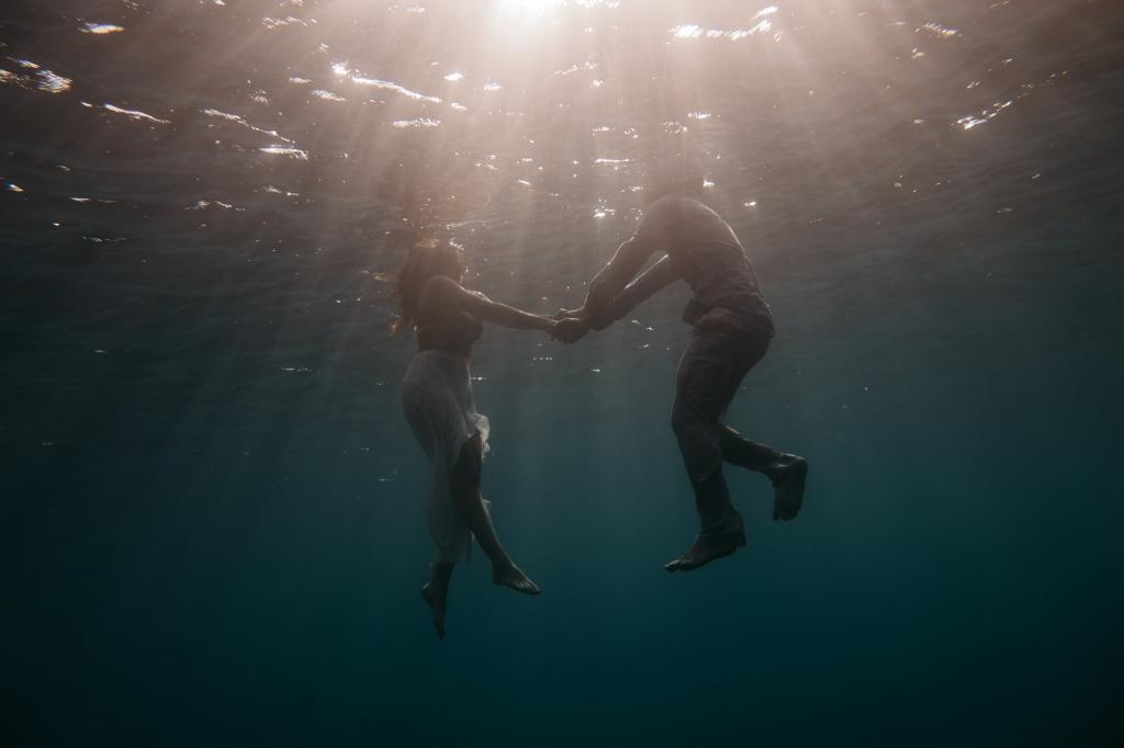 男人和女人在水下高清壁纸身体下手牵着手
