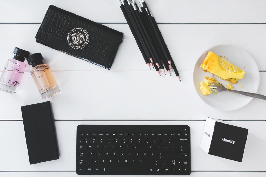 黑色的便携式键盘与铅笔,喷雾瓶,钱包和白板高清壁纸