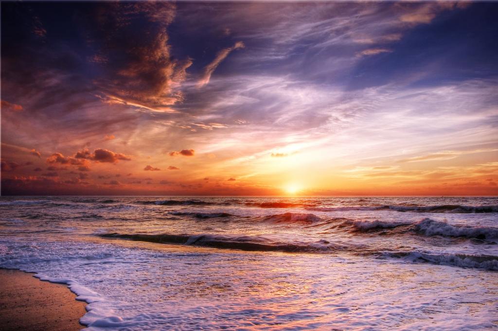 在日落的高清壁纸3米海浪风景摄影