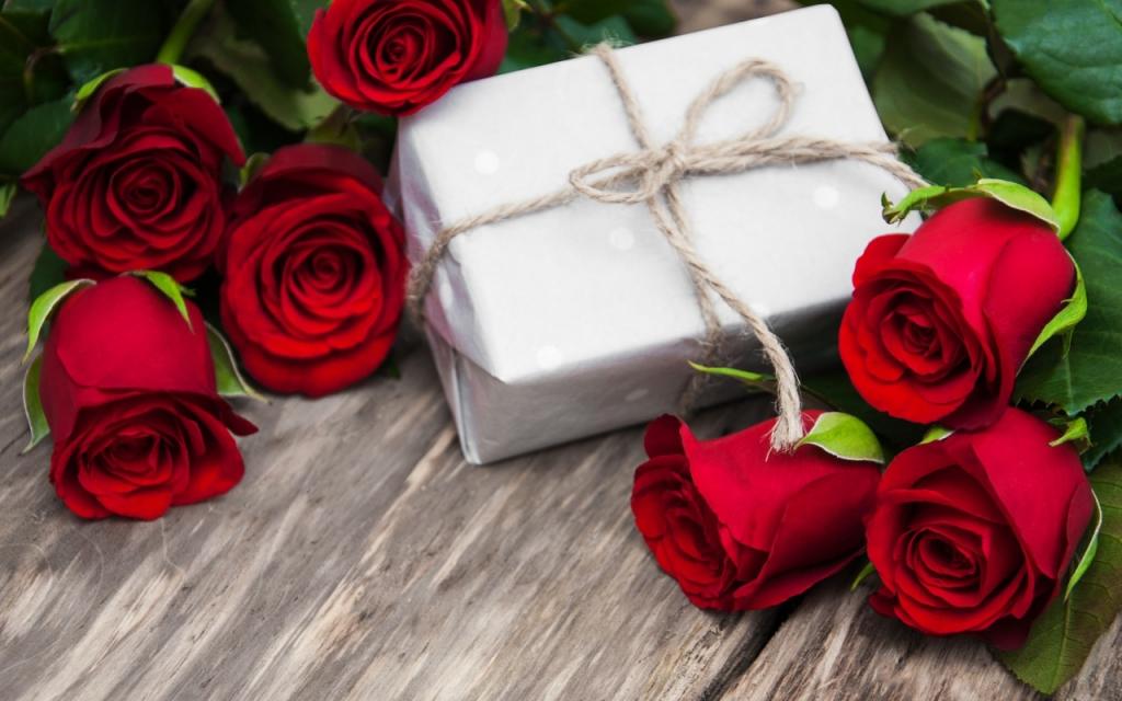 壁纸红玫瑰,芽,心,爱情,情人节那天,玫瑰,礼物,浪漫,玫瑰,红色,鲜花