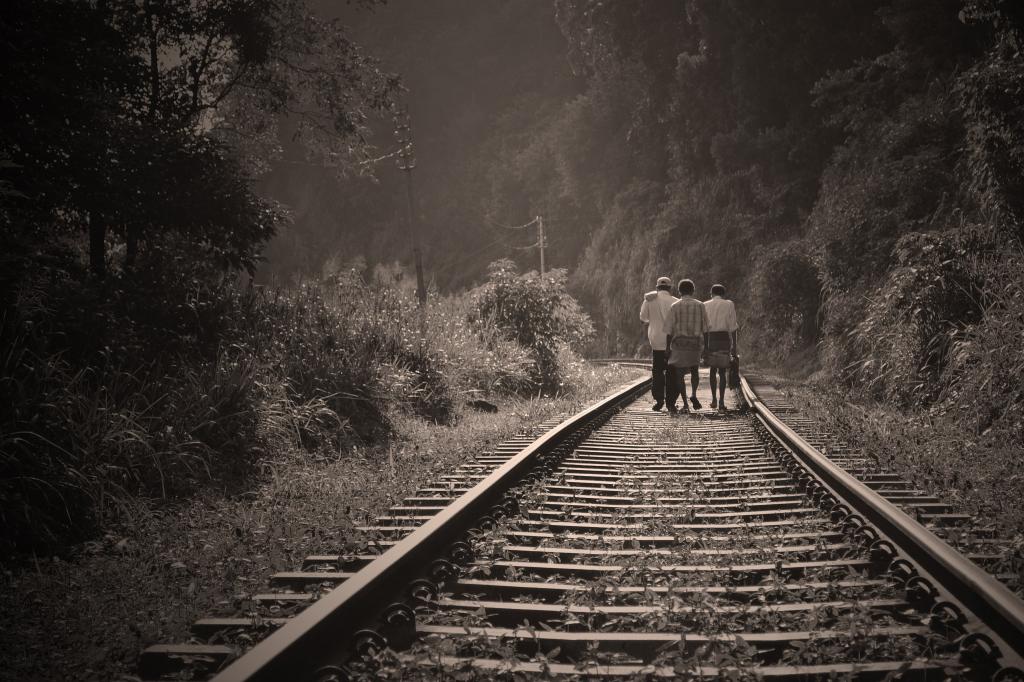 三个人走在铁路灰度照片高清壁纸
