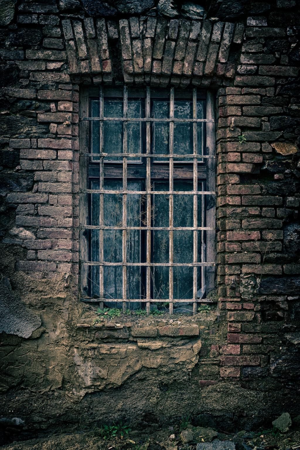 一扇破旧的窗户