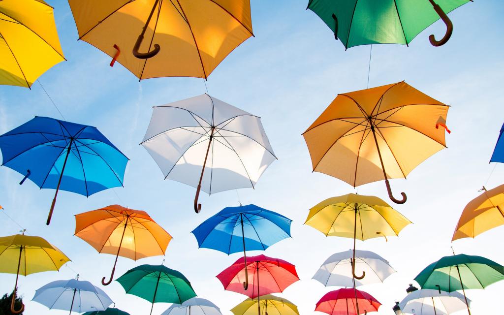 很多,五颜六色的雨伞,五光十色,太阳,天空,雨伞