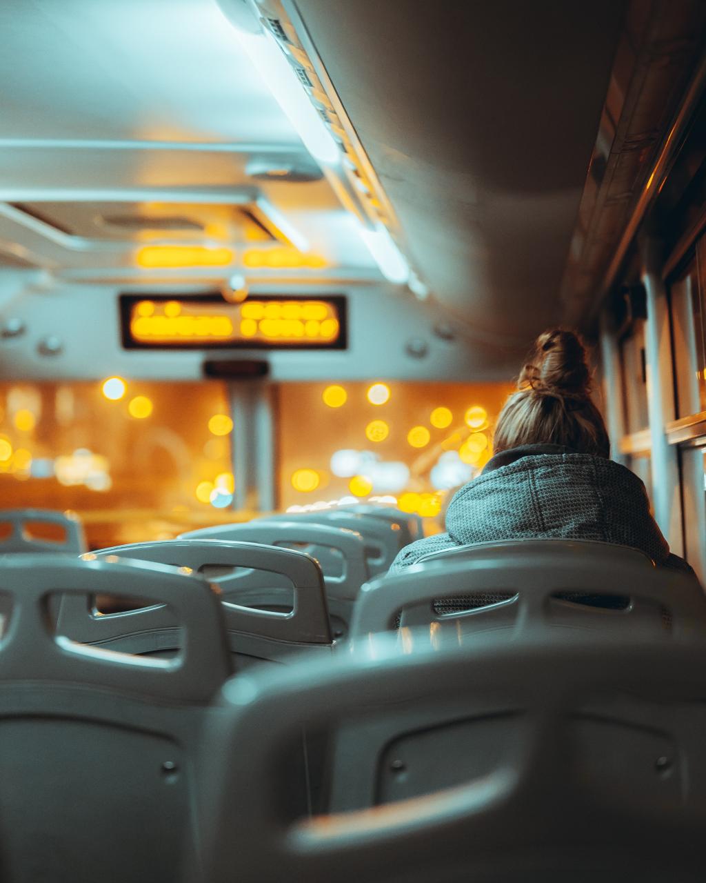 公车上一个人的图片