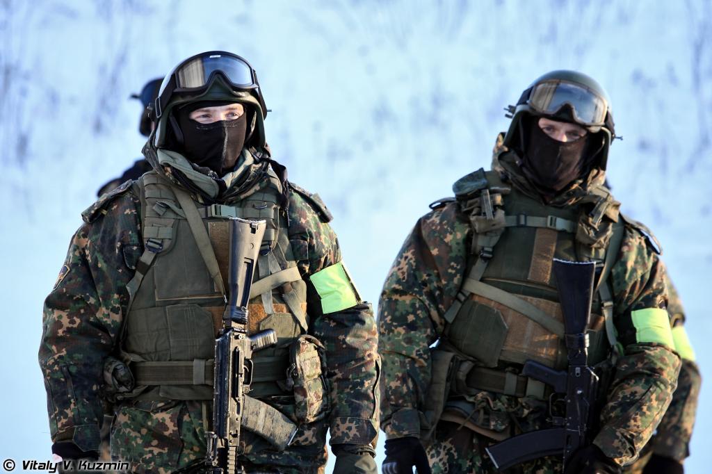 武器突击队迷彩雪冬天士兵俄罗斯mia面具战士ak74m