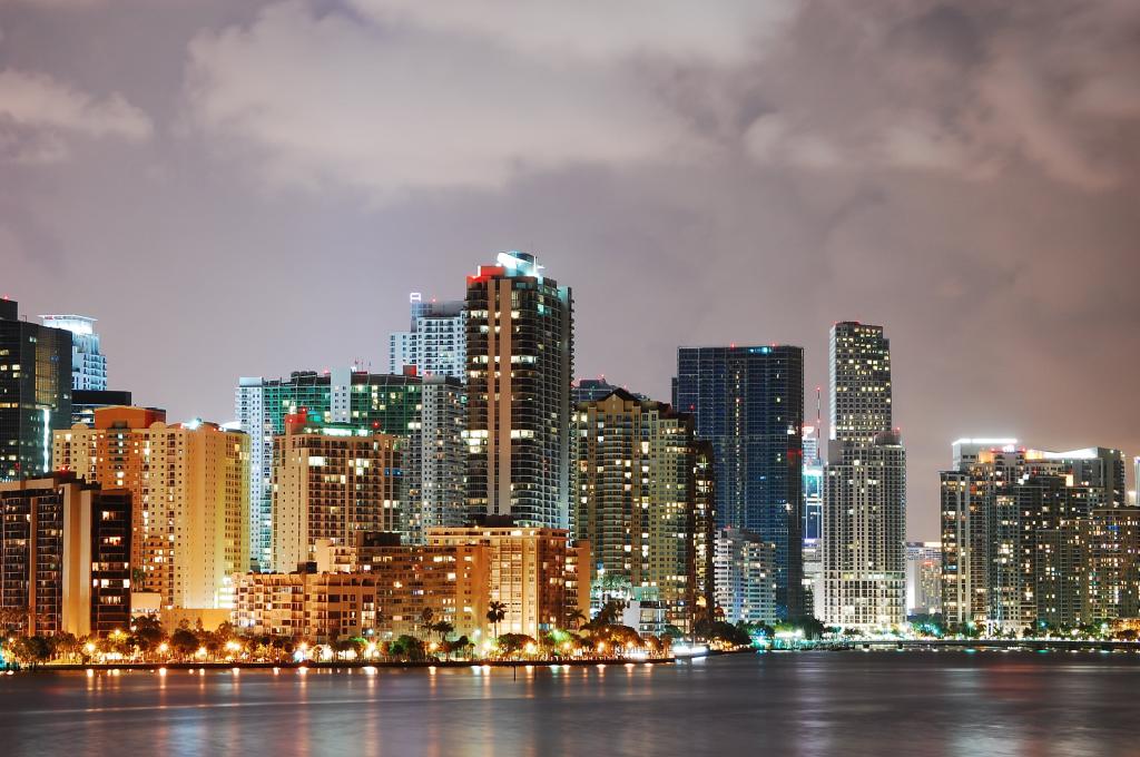 在夜间,迈阿密高清壁纸在多云的天空下的身体旁边的高层建筑物