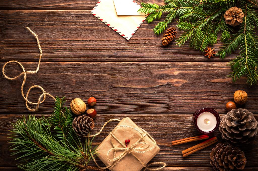 什锦的圣诞节装饰在棕色木顶面桌高清壁纸