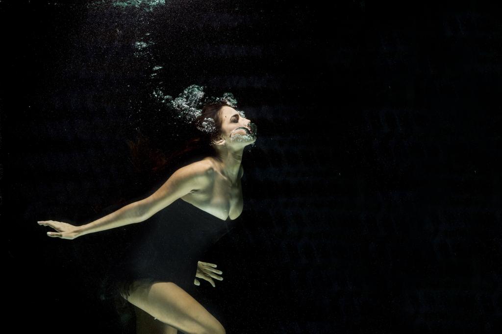 浅的焦点摄影的女人在黑色的衣服水下摄影高清壁纸