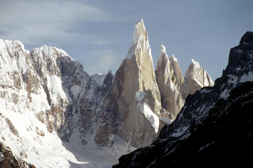 在白天,阿根廷高清壁纸晴朗的天空下的雪棕色山的覆盖