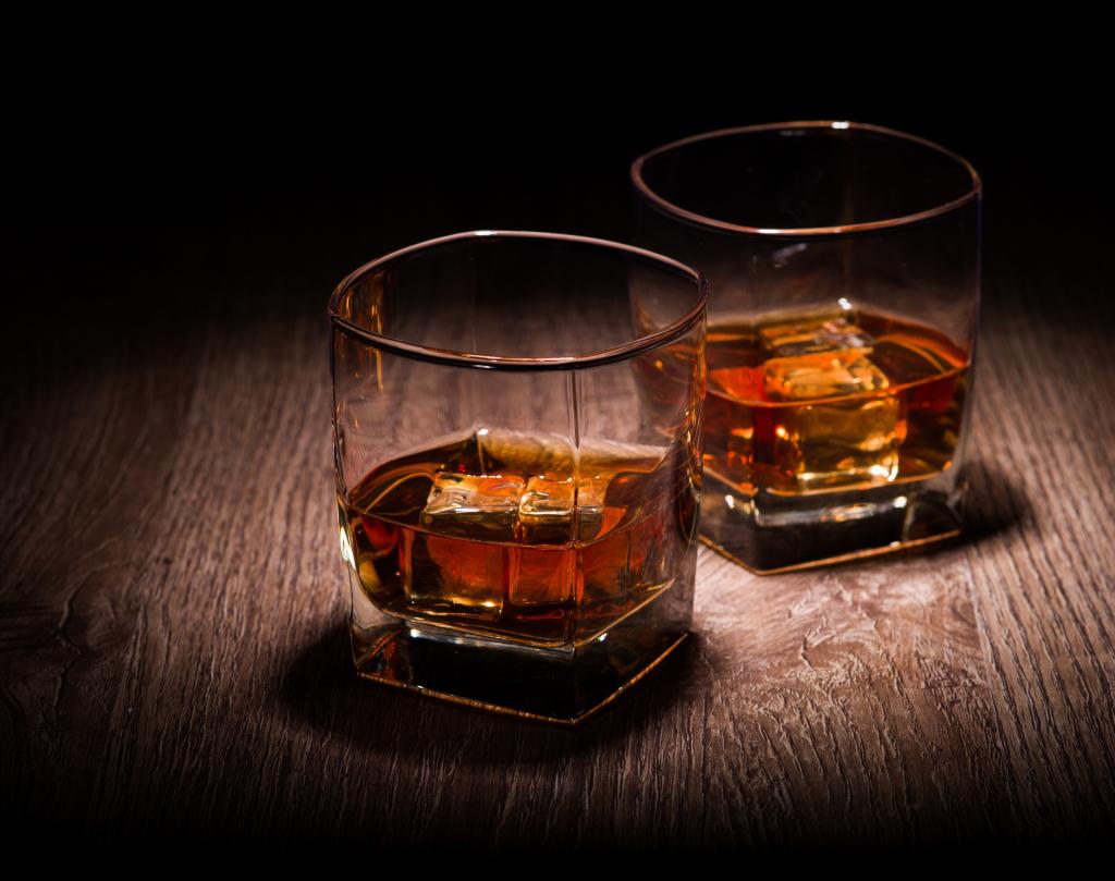 一杯威士忌,玻璃,威士忌,冰,冰