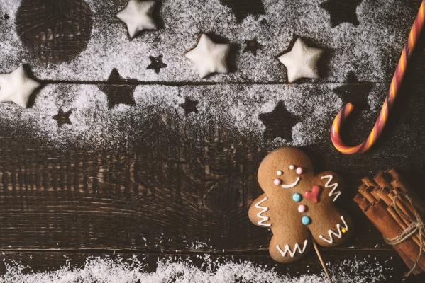 圣诞节的姜饼人和霜糖星星