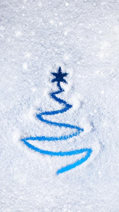 雪地上的圣诞树创意图片