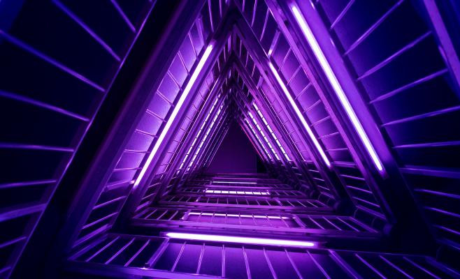 三角结构紫色霓虹光背景图