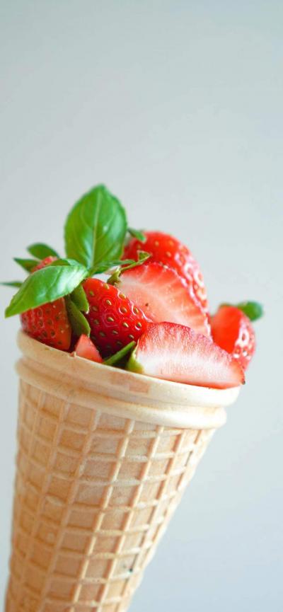 诱人的草莓甜筒