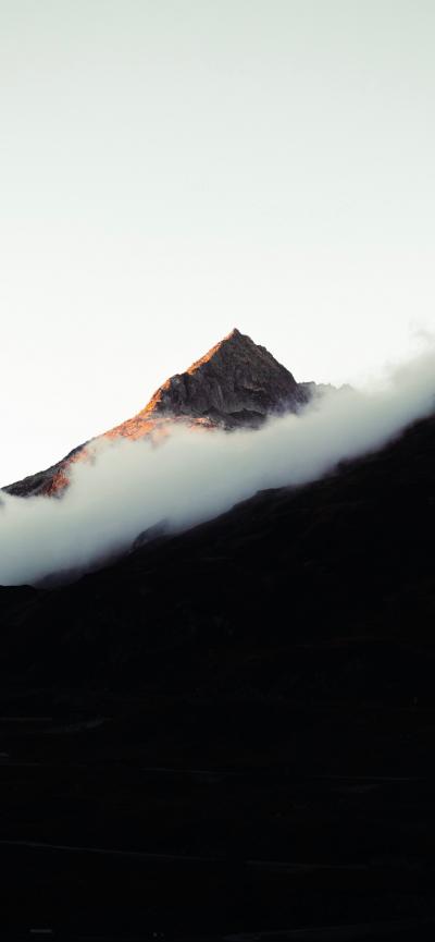 云雾环绕的山峰
