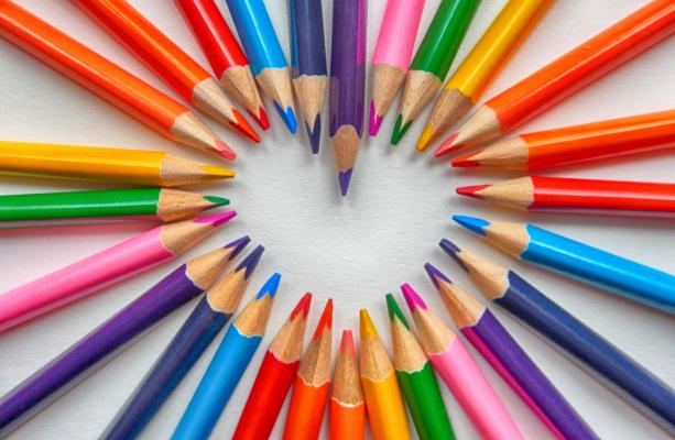 彩色铅笔拼凑的爱心