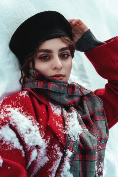 躺在雪地上的俄罗斯美女